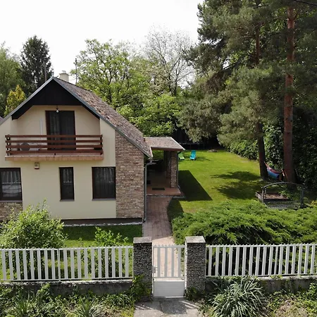 Tagas Hely A Parton Balatonszarszo