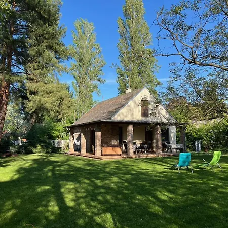 Tagas Hely A Parton Balatonszarszo