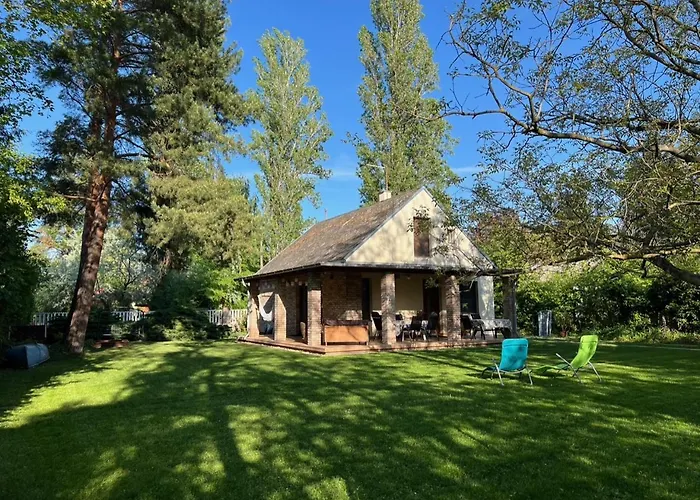 Tagas Hely A Parton Balatonszarszo