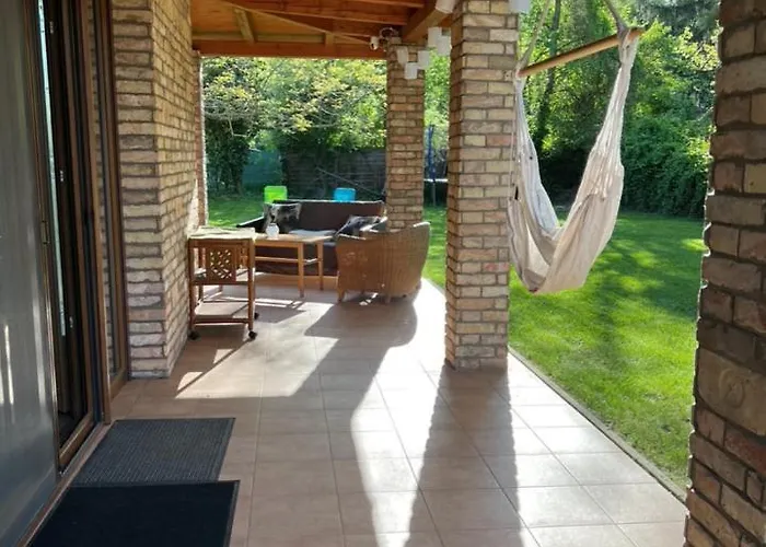 Tagas Hely A Parton * Balatonszarszo